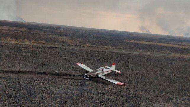 Un avión hidrante que combatía el fuego en la zona de islas tuvo un aterrizaje de emergencia