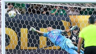 Vuela Keylor Navas. El arquero de Newells fue figura en el empate de Costa Rica y México.