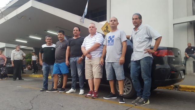 Protesta de taxistas con quema de cubiertas frente a la Terminal de Ómnibus