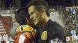 Venga ese abrazo. Sosa saluda al chico de la octava división de Unión, a quien le regaló la camiseta.