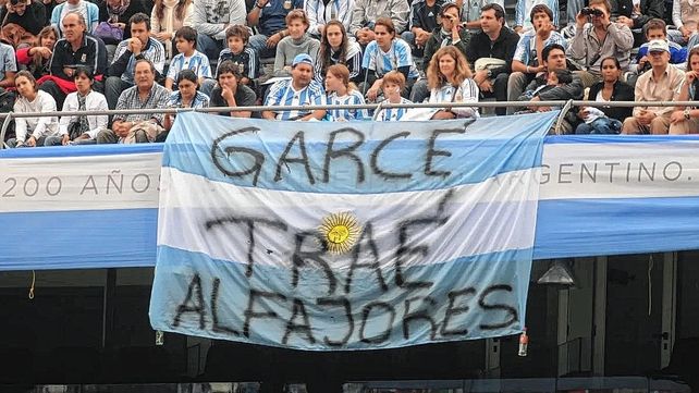 La bandera que le dedicaron a Ariel Garcé en 2010. En Qatar 2022 no habrá sorpresas.