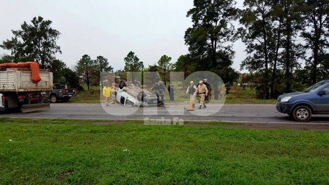 Vuelco en la autopista: rescataron y trasladaron al hospital a dos personas