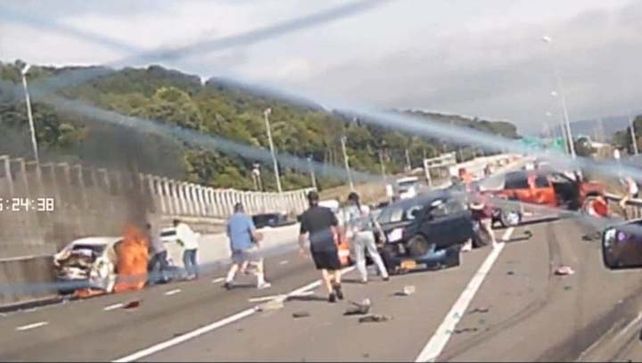 Espectacular rescate de una mujer después de un múltiple choque