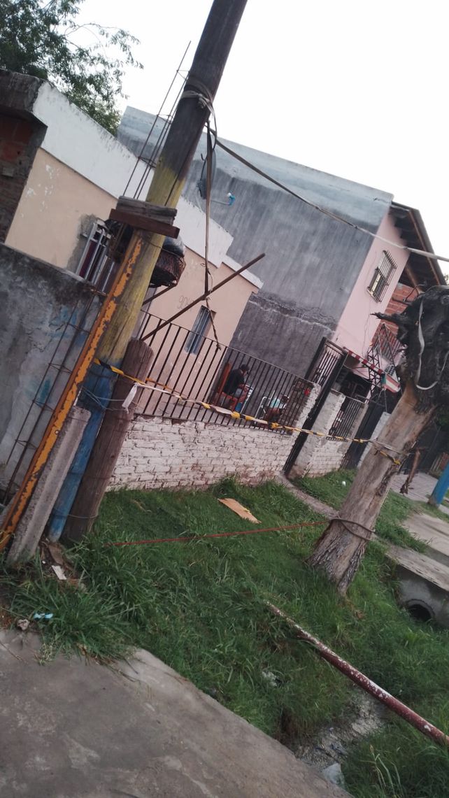 Se multiplican en Rosario los postes a punto de caer