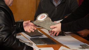 En las últimas semanas, la provincia ya restituyó 30 placas de bronce robadas en los cementerios de la región.