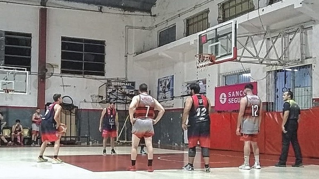 Cuadrangular repechaje: victorias de Regatas (SF) y CUST A