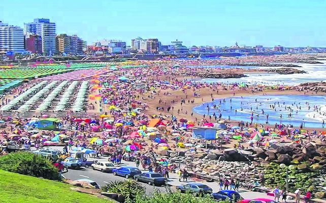 Mar del Plata. Alquilar una carpa oscilará entre 20 mil y 55 mil pesos. Y una sombrila
