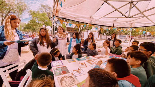 El taller de pintura para los más chicos fue un éxito total en la feria del Libro. El evento está llamado a ser regional.