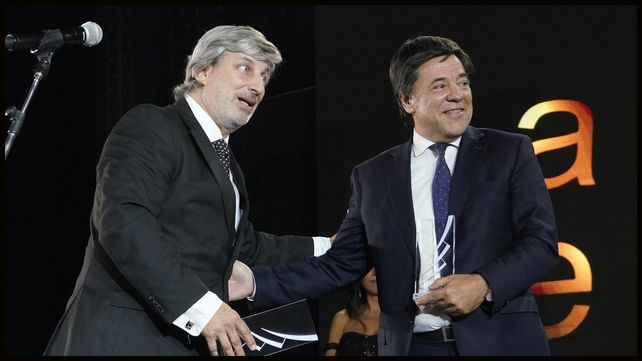 Pablo Breitman, gerente de Telefé y Gustavo Scaglione, titular de Televisión Litoral, recibió la distinción en homenaje a los 70 años de televisión regional.