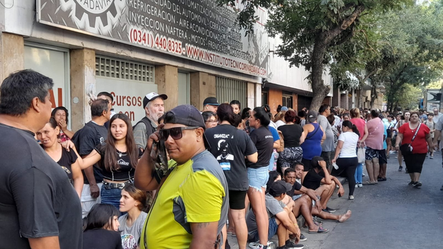 Este lunes cientos de personas se llegaron hasta la sede local de Capital Humano para anotarse para recibir ayuda del gobierno nacional. 