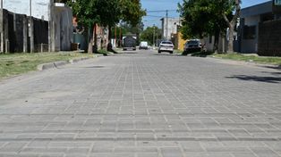 El adoquinado se realiza con material producido en la ciudad y en los próximos días se realizará una reunión informativa sobre los próximos barrios a cubrir.