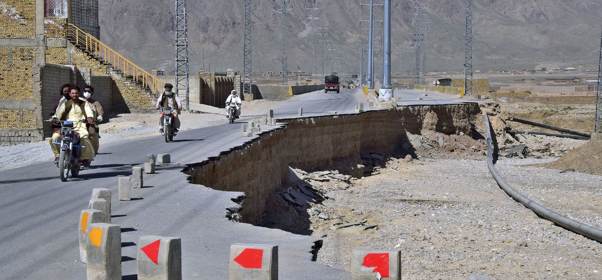 Una carretera dañada por las fuertes lluvias monzónicas en las afueras de Quetta, Pakistán, el 27 de septiembre de 2022. Los científicos han dicho que el cambio climático sin duda ayudó a aumentar las lluvias monzónicas este verano que arrojaron tres veces y media la cantidad normal de agua. La destrucción ha intensificado el debate sobre una cuestión de justicia climática: si los países ricos cuyas emisiones han sido el principal impulsor del cambio climático deben una compensación por el daño que ese cambio está infligiendo a los países pobres.