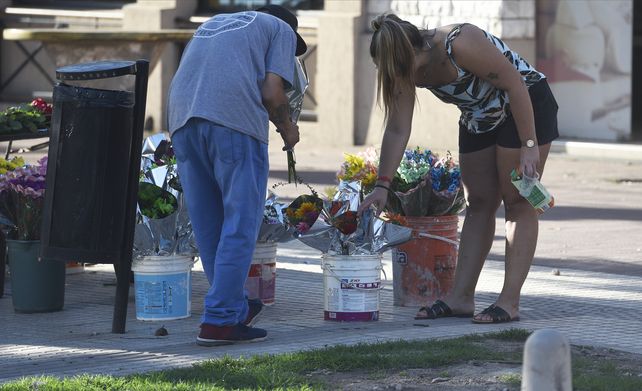 Los que venden flores de forma ambulante en la calle