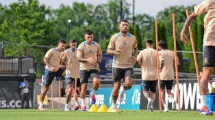 Nicolás Otamendi o Lisandro Martínez, la duda que mantiene Scaloni en la defensa.