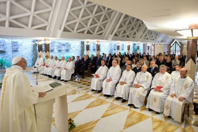 Mujeres amantes de sacerdotes piden al Papa el fin del celibato