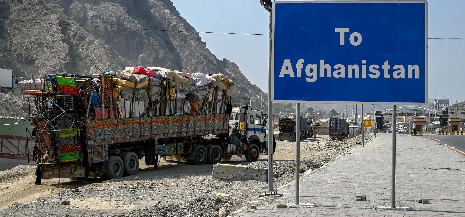 Refugiados afganos esperan la deportación cuando llegan en sus camiones a la frontera entre Pakistán y Afganistán, Torkham, Pakistán. Fotografía: Abdul Majeed/AFP/Getty Refugiados afganos esperan la deportación cuando llegan en sus camiones a la frontera entre Pakistán y Afganistán, Torkham, Pakistán. Fotografía: Abdul Majeed/AFP/Getty