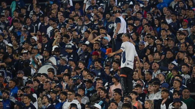 Los hinchas de Independiente Rivadavia celebraron otro gran triunfo del equipo en la Copa Libertadores y luego se encontraron con multas. El club dijo que se hará cargo de reclamar y pagarlas.