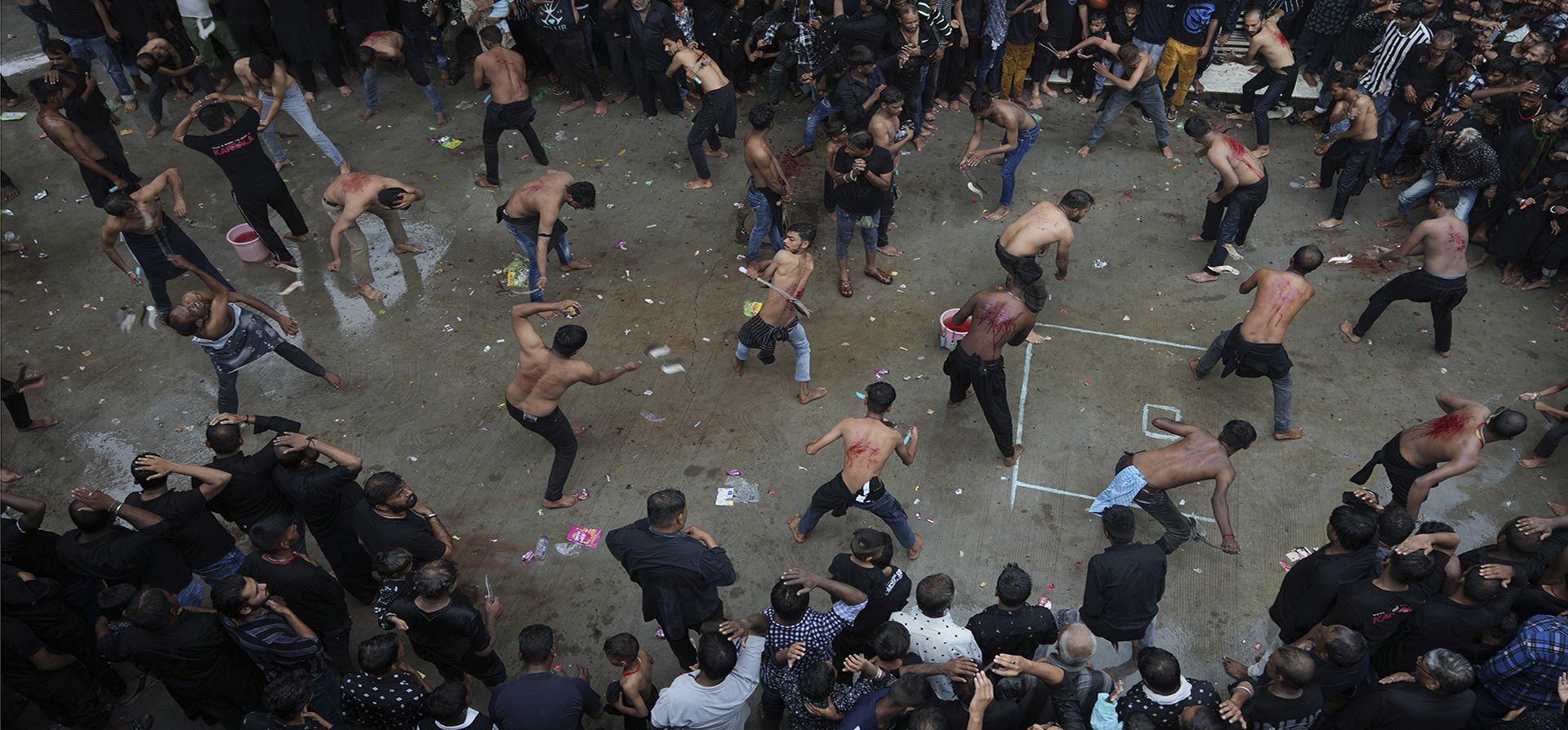 Musulmanes chiítas se flagelan durante una procesión de Muharram en Ahmedabad, India, el jueves 3 de julio de 2025. (Foto AP/Ajit Solanki) Musulmanes chiítas se flagelan durante una procesión de Muharram en Ahmedabad, India, el jueves 3 de julio de 2025. (Foto AP/Ajit Solanki)