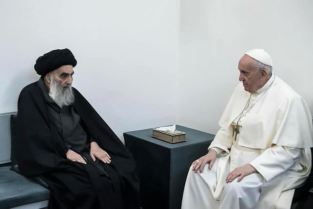 El austero gran ayatolá recibió en su casa al Papa Francisco. Fue la primera vez en la historia que un Pontífice se encuentra con un ayatolá.