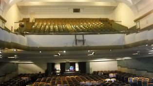 Tiró a una nena de cuatro años desde el primer piso de un teatro durante un recital