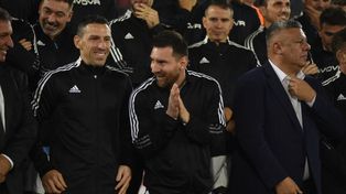 Lionel Messi sonríe junto a la Fiera Rodríguez ante de que la pelota comenzara a rodar.