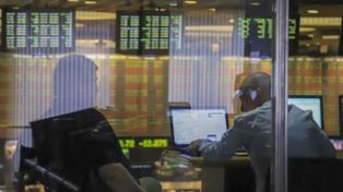 Los bonos y acciones arrancaron en baja mientras la tasa de interés se empina