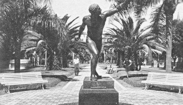 Imagen de 1938 que muestra el Gladiador Borghese, estatua colocada en Oroño y Córdoba en el marco de los festejos del Segundo Centenario