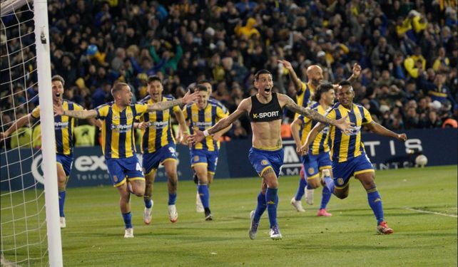 Angelito Di María ya convirtió de tiro libre. Fue el gol que le permitió a Central ganar su quinto clásico seguido.
