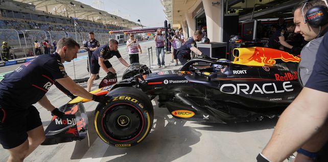 Ayumu Iwasa tomó el lugar de Max Verstappen para la FP1 en Bahrein. (Foto AP/Darko Bandic)