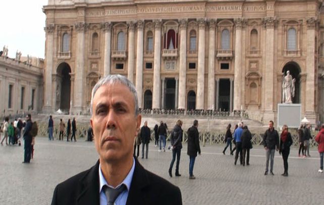Alí Agca en una imagen de video captada esta mañana en frente de la basílica de San Pedro