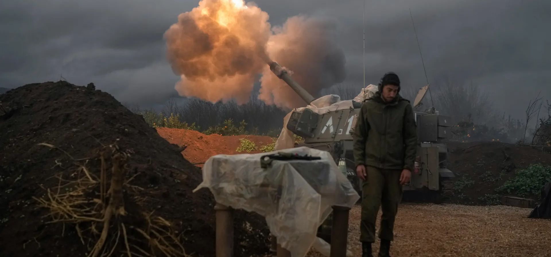 Una unidad móvil de artillería dispara un proyectil desde el norte de Israel hacia el Líbano, Israel. Fotografía: Léo Corrêa/AP Una unidad móvil de artillería dispara un proyectil desde el norte de Israel hacia el Líbano, Israel. Fotografía: Léo Corrêa/AP