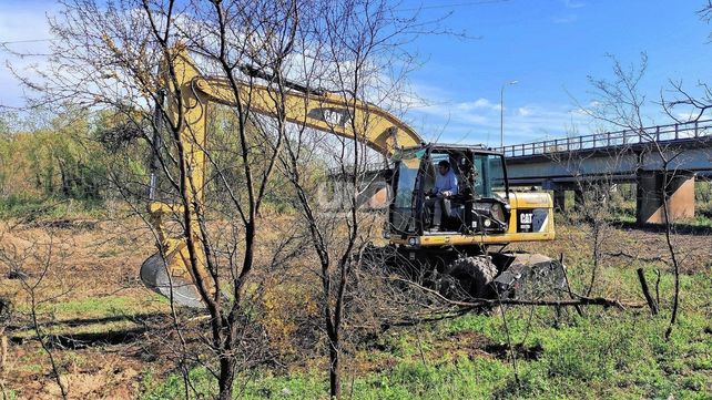 Objetivo principal: facilitar el escurrimiento del agua para prevenir anegamientos e inundaciones en la conexión Santa Fe-Paraná.