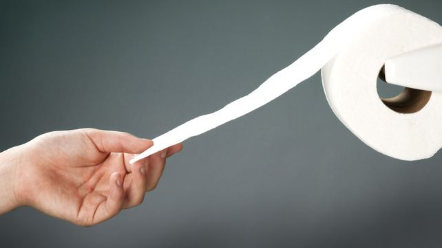 La forma en la que colgás el rollo de papel higiénico define tu personalidad
