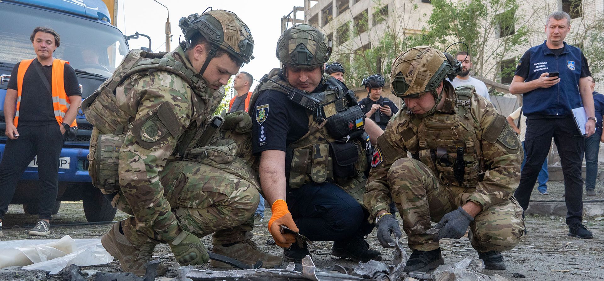Zapadores examinan fragmentos de una bomba guiada rusa que impactó en la calle durante un ataque aéreo en Járkov, Ucrania, el lunes 29 de junio de 2026. (Foto AP/Andrii Marienko) Zapadores examinan fragmentos de una bomba guiada rusa que impactó en la calle durante un ataque aéreo en Járkov, Ucrania, el lunes 29 de junio de 2026. (Foto AP/Andrii Marienko)