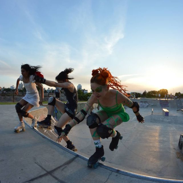 El quad skate es un deporte sobre patines de cuatro ruedas como los de patín artístico