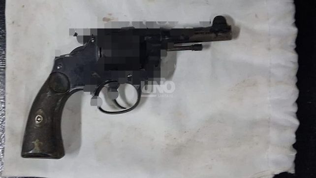 El arma arrojada por el hombre al huir del control policial