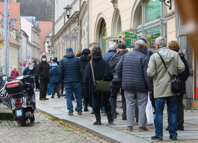 Una larga fila de gente espera ser vacunada en la ciudad de Pirna