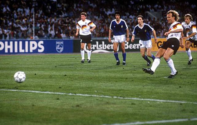 El penal que ejecutó Brehme y le dio el título a Alemania en la final de Italia 90.