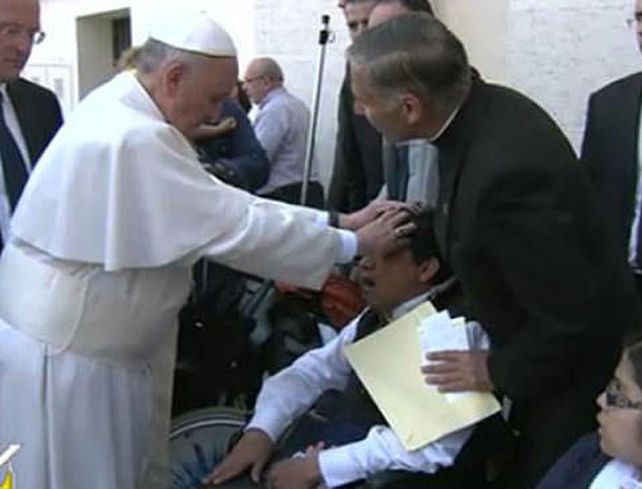 El momento que el Papa realiza su oración.