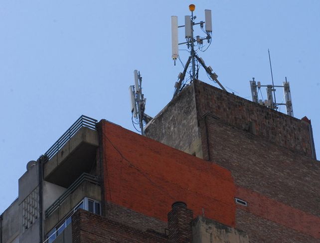 Movistar debe pagar 800 mil pesos por usurpar la terraza de un edificio rosarino con una antena