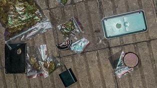 Cinco jóvenes detenidos en barrio Luis Agote con varios gramos de marihuana fraccionada