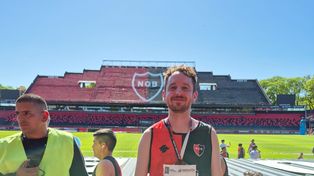 La historia del fan irlandés que viajó a Rosario para correr la maratón Bielsa