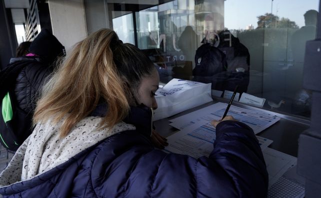 Una joven censista prepara los formularios en un edificio de Puerto Norte de Rosario.