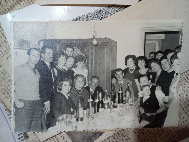 En el medio de la imagen Gabino Sosa