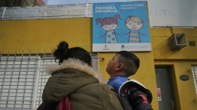 Las organizaciones sociales que integran la Unión de Trabajadores de la Economía Popular (Utep) se movilizaron a las puertas de los tres centros que la Fundación Conin Camino en Rosario.