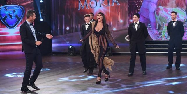 Al desfilar Pampita le sacó chispas a la pista y Moria la descoció con un enterito transparente