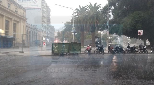 Lluvia en Paraná: calles y veredas anegadas&nbsp;