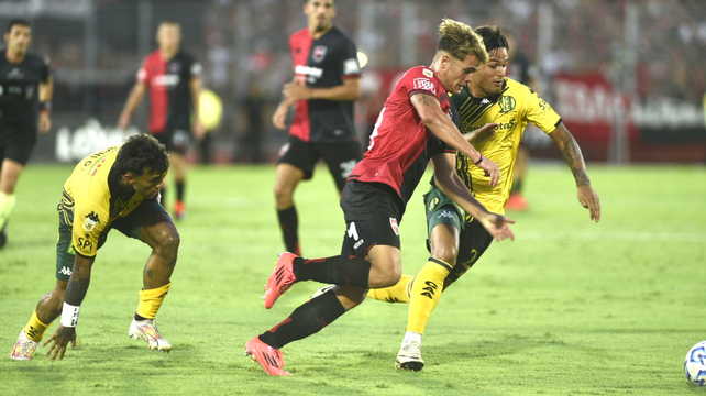 Mateo Silvetti disputa la pelota con su marcador. El delantero de Newells fue el que más pateó al arco.