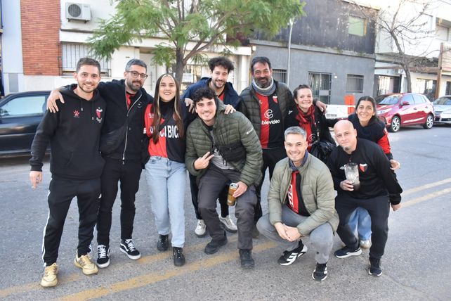 Todo el color de los hinchas de Colón, que coparon el Brigadier López