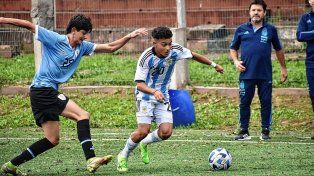 El juvenil de Colón, Bautista Ojeda, volvió a jugar unos minutos en el segundo tiempo del amistoso que Argentina Sub 15 perdió ante Uruguay.